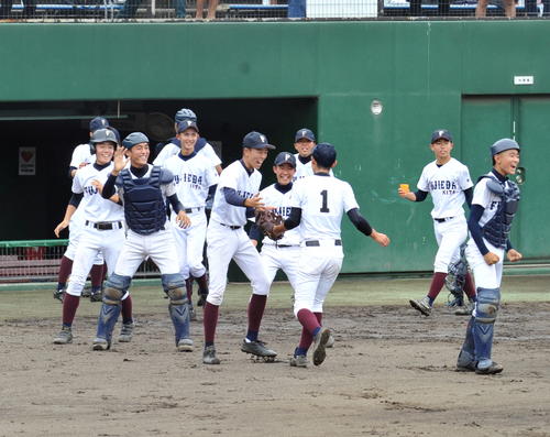 7回表のピンチを抑えたエース山田祐大（背番号＜1＞）を迎える藤枝北の選手たち