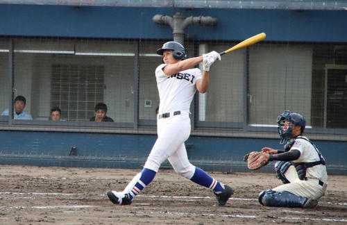 4回裏無死一、二塁で本塁打を放つ履正社井上（撮影・南谷竜則）
