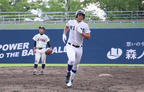 4回裏無死一、二塁で本塁打を放ち塁をまわる履正社井上（撮影・南谷竜則）