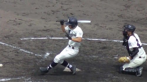 4回代打で出場し死球を受ける明星・清水聖也外野手