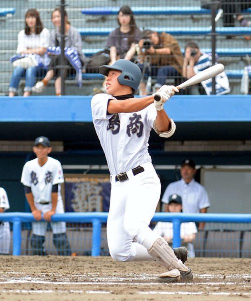 初回無死満塁で本塁打を放つ島田商の小林