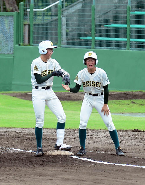 6回2死二塁、右前適時打を放ち笑顔の静清・石田（左）