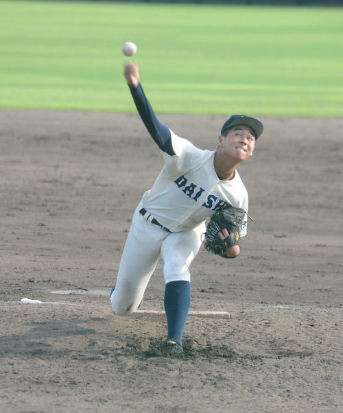 大分商対由布　大分商の川瀬堅斗投手が9回1イニングを無失点に抑えた（撮影・浦田由紀夫）
