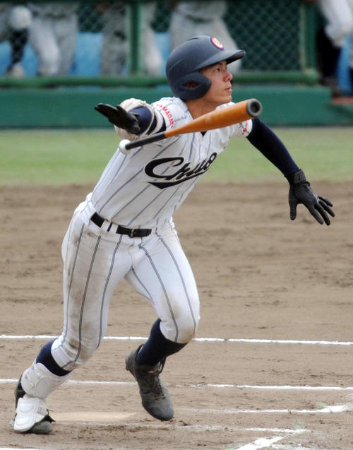 酒田光陵対山形中央　6回、2ラン本塁打を放つ山形中央・渡部
