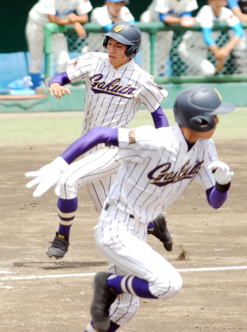 山形学院対寒河江　5回、山形学院・大場（手前）のスクイズで露久保が生還