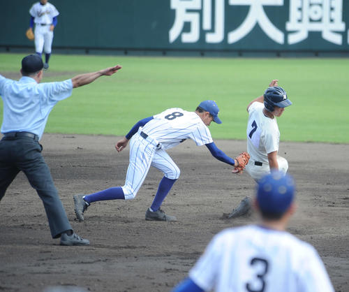 高校野球　大分大会2回戦　大分商対由布　大分商4回表一塁走者の福田雄大外野手が二盗。由布の左利きの井藤雄基二塁手がタッチを試みるもセーフ（撮影・浦田由紀夫）＝2019年7月15日、別大興産スタジアム