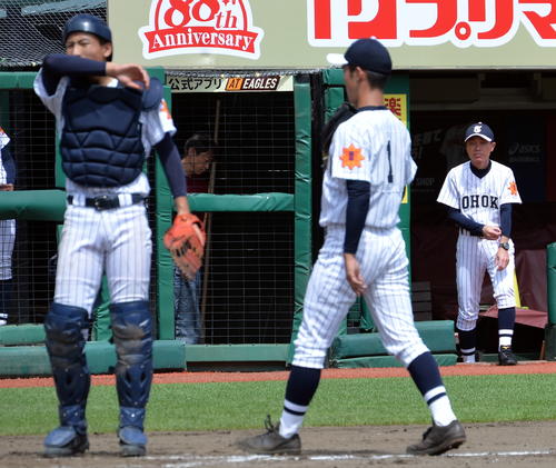 小牛田農林対東北　夏初采配で勝利を挙げ、試合を終えてベンチから立ち上がる東北・富沢監督（右）
