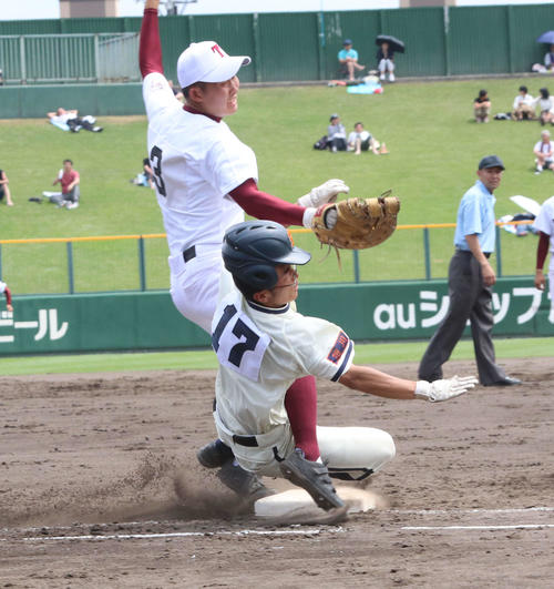 旭川龍谷対滝川　4回表旭川龍谷2死満塁、投前にセーフティーバントを決める村阪（撮影・浅水友輝）
