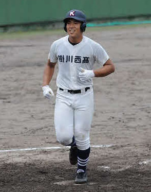 3回裏にソロ本塁打を放った掛川西の石川優は、笑顔でホームイン