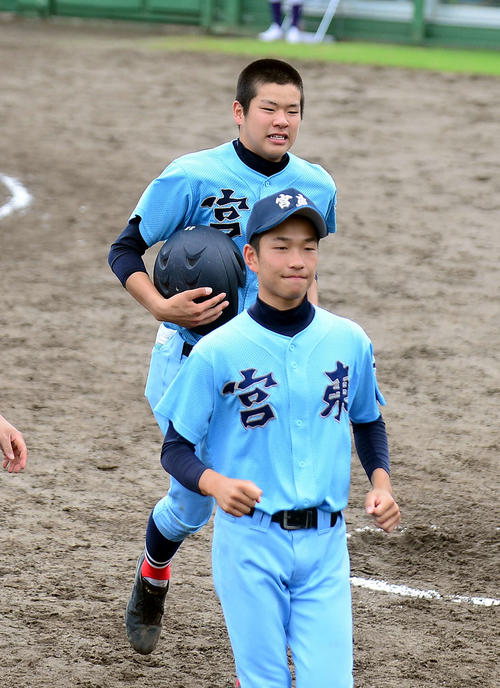 涙をこらえ、整列に向かう富士宮東・大野（奥）