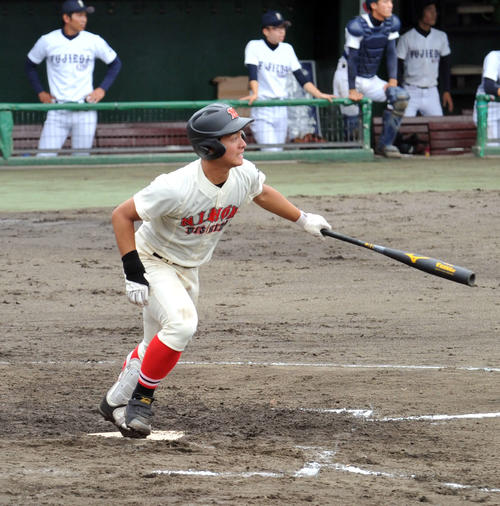 7回表日大三島1死一、二塁、中飛に倒れた蒔田主将