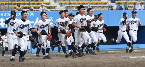 秋田中央対秋田南　試合に勝利し笑顔の秋田中央ナイン（撮影・山田愛斗）