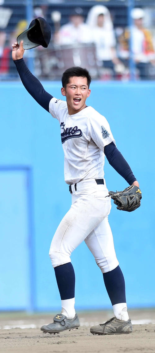 秋田中央対秋田南　完封で8強進出を決めた秋田中央・松平は帽子を取りながら歓喜の雄たけび（撮影・山田愛斗）