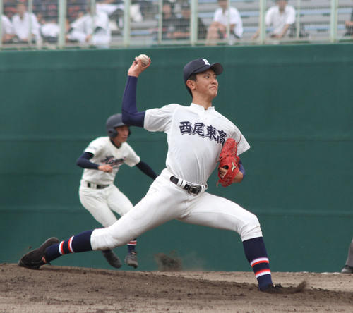 西尾東対中部大春日丘　救援で10回無失点と奮闘した西尾東・山田（撮影・柏原誠）