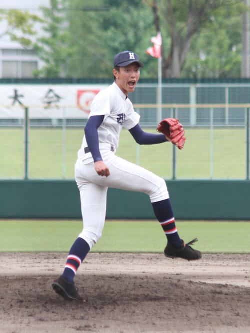 西尾東対中部大春日丘　気合の入った投球をみせる西尾東・山田（撮影・柏原誠）