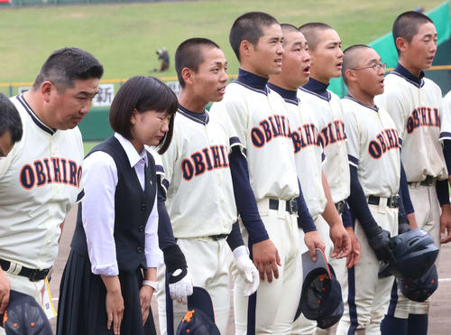 帯広農対クラーク　試合に敗れ一塁側スタンドにあいさつする帯広農ナイン（撮影・浅水友輝）