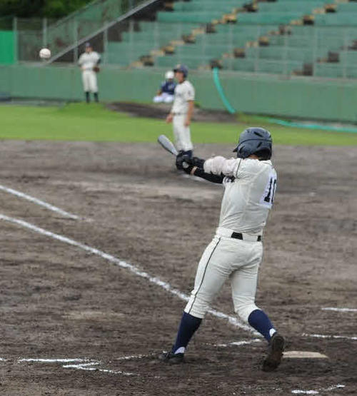 3回裏に焼津水産の石井が左越えに二塁打