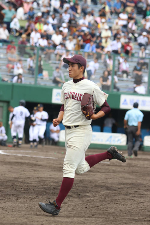 旭川大高対帯広北　駆け足でベンチに戻る旭川大高の杉山（撮影・西塚祐司）
