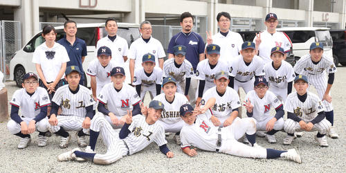 学法福島対県南会津連合　試合後に記念撮影する県南会津連合（撮影・野上伸悟）