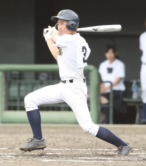 7回、左前打を放つ鎌倉
