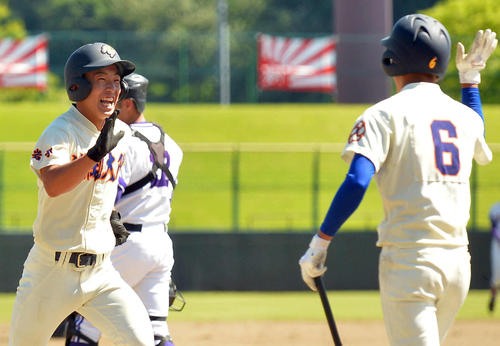 本塁打を放ち生還する盛岡大付・佐々木（撮影鎌田直秀）