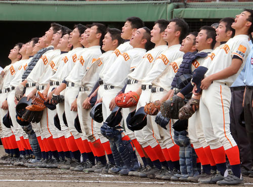 校歌を熱唱する学法福島の選手たち（撮影・野上伸悟）