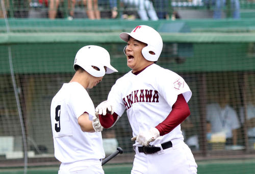 9回無死、右翼席にソロ本塁打を放った滝川の宮内（右）（撮影・西塚祐司）