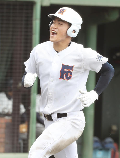 福島商対会津学鳳　7回表福島商無死、左越え本塁打を放ちほえる渡辺直（撮影・野上伸悟）