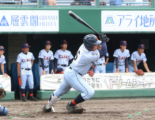 帯広農対クラーク　3回裏クラーク2死二、三塁、左前2点適時打を放つ横田（撮影・浅水友輝）
