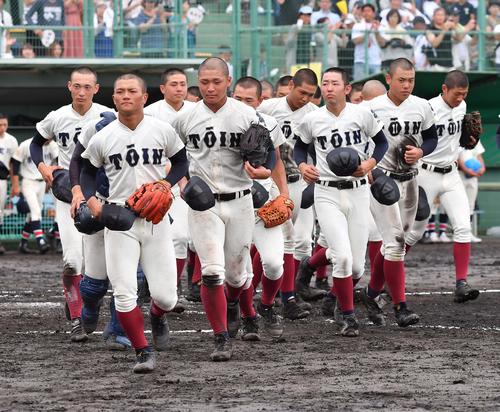東淀川対大阪桐蔭　東淀川に勝利し応援団席にあいさつへ向かう大阪桐蔭ナイン（撮影・上田博志）