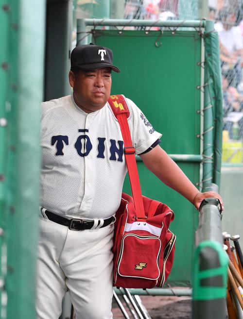 東淀川対大阪桐蔭　試合を終え球場を引き揚げる大阪桐蔭・西谷監督（撮影・上田博志）