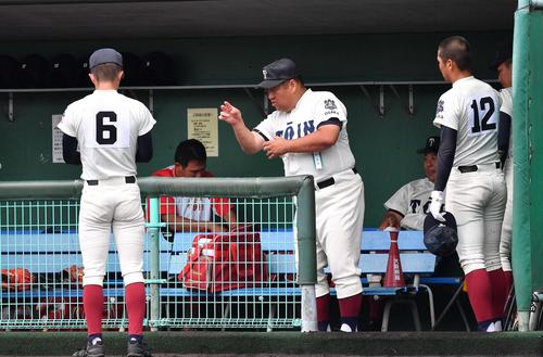 東淀川対大阪桐蔭　試合前、選手に指示を出す大阪桐蔭・西谷監督（撮影・上田博志）