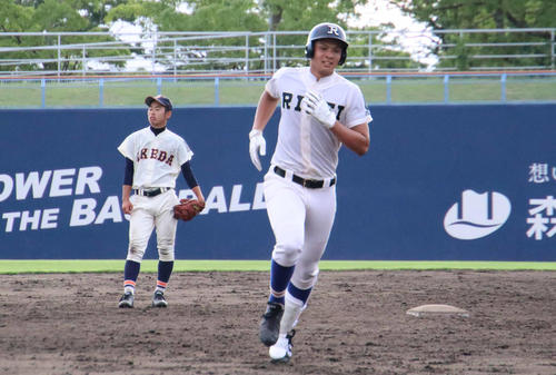4回裏無死一、二塁で本塁打を放ち塁をまわる履正社・井上（撮影・南谷竜則）