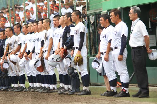 2回戦でコールド負けを喫し、整列する東邦ナイン（2019年7月13日撮影）