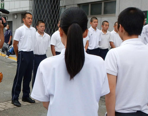 大島の荒田主将（後方左端）は試合後、涙をこらえて派遣協力校の文京応援団にお礼のあいさつを行った
