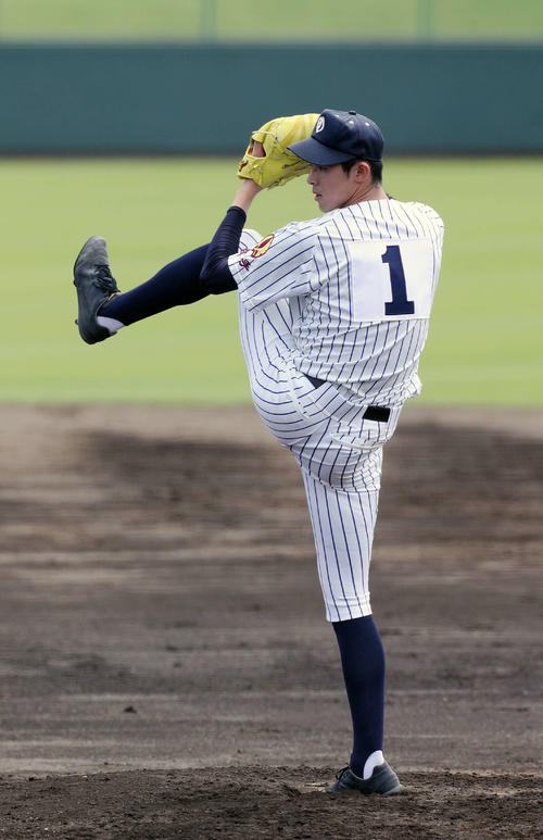 大船渡対遠野緑峰　力投する大船渡先発の佐々木（撮影・河野匠）