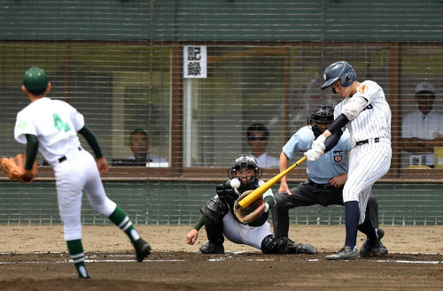 大船渡対遠野緑峰　1回表大船渡1死一、二塁、右中間へ2点適時三塁打を放つ佐々木（撮影・横山健太）