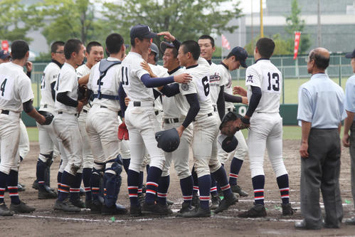 西尾東対中部大春日丘　延長13回の激闘をたたえ合う両軍ナイン（撮影・柏原誠）