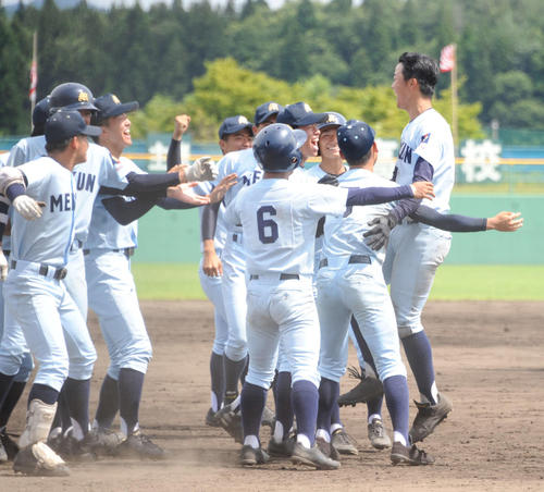 サヨナラの右前適時打を放ち、ナインの輪に飛び込む新潟明訓・本田（右）