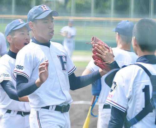 兵庫大会3回戦　県伊丹対西宮東　7回無安打無失点の好投でコールド勝ちに貢献する西宮東の茶谷哲兵投手（撮影・清水貴仁）