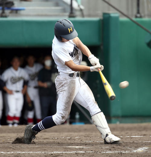 北海対札幌龍谷学園　8回表北海1死満塁、辻本は適時三塁打を放つ（撮影・佐藤翔太）