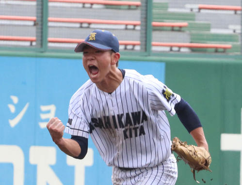 滝川西対旭川北　3回、ピンチを切り抜け雄たけびを上げる旭川北先発の伊東（撮影・浅水友輝）