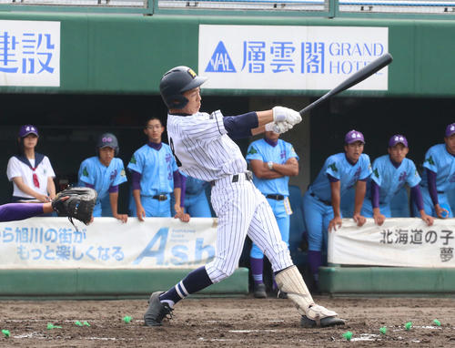 滝川西対旭川北　1回裏旭川北1死一、二塁、左翼線に適時二塁打を放つ小山（撮影・浅水友輝）