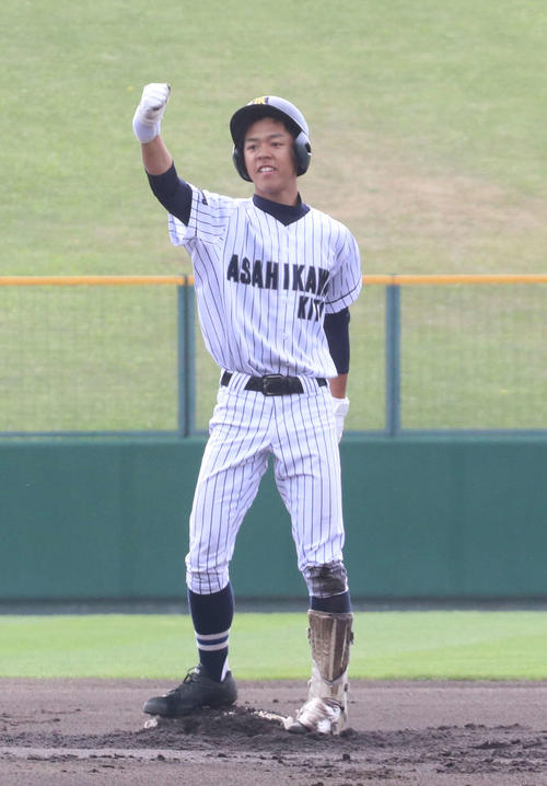 1回裏旭川北1死一、二塁、小山は左翼線に適時二塁打を放ち、ガッツポーズ（撮影・浅水友輝）