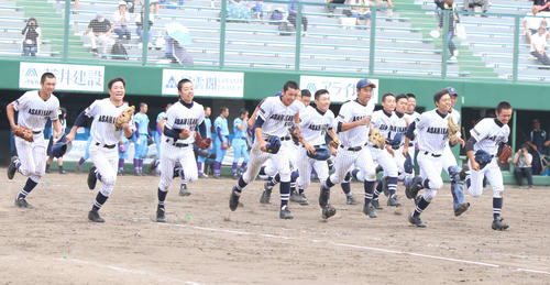 滝川西対旭川北　スタンドに向かって駆け出す旭川北ナイン（撮影・西塚祐司）
