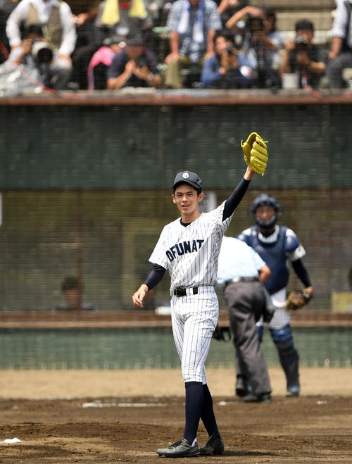 大船渡対遠野緑峰　1回裏開始前、マウンドに上がり笑顔を見せる大船渡・佐々木（撮影・横山健太）