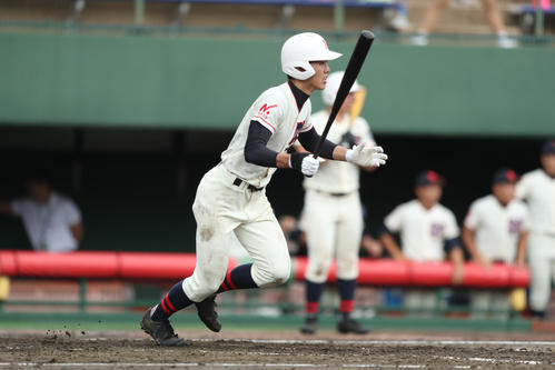 日大二対昭和第一学園　3回表日大二無死、右中間へ二塁打を放つ日大二・湯元智志（撮影・佐田亮輔）