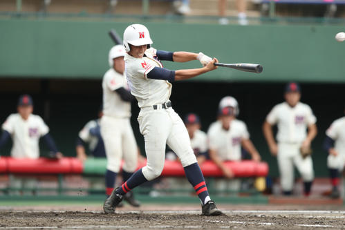 日大二対昭和第一学園　3回表日大二1死二塁、左翼越えへ適時二塁打を放つ日大二・八谷龍徳（撮影・佐田亮輔）