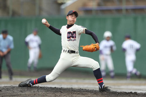 日大二対昭和第一学園　雨の中、7回を完封した日大二・田中啓斗（撮影・佐田亮輔）