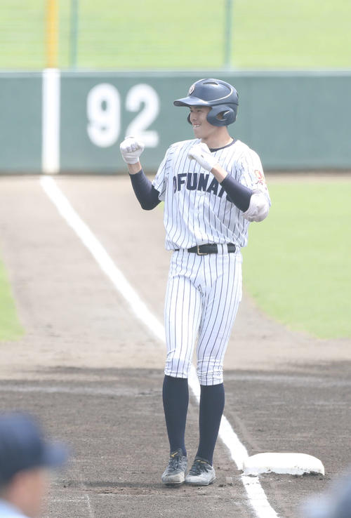 大船渡対遠野緑峰　1回表大船渡1死一、二塁、先制の右越え2点適時三塁打を放ち、ガッツポーズを見せる佐々木（撮影・河野匠）